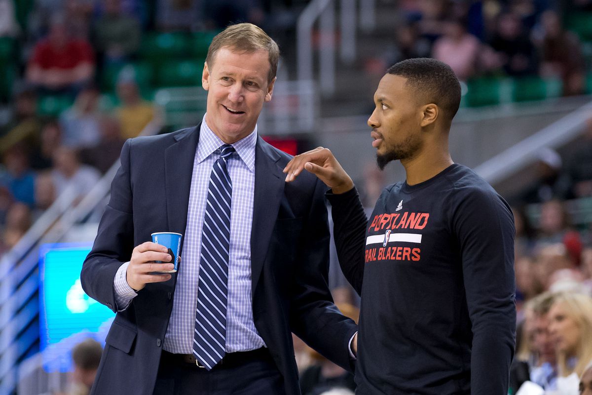 "Va chạm" với HLV trưởng Milwaukee Bucks, thầy cũ bỏ Damian Lillard ra đi