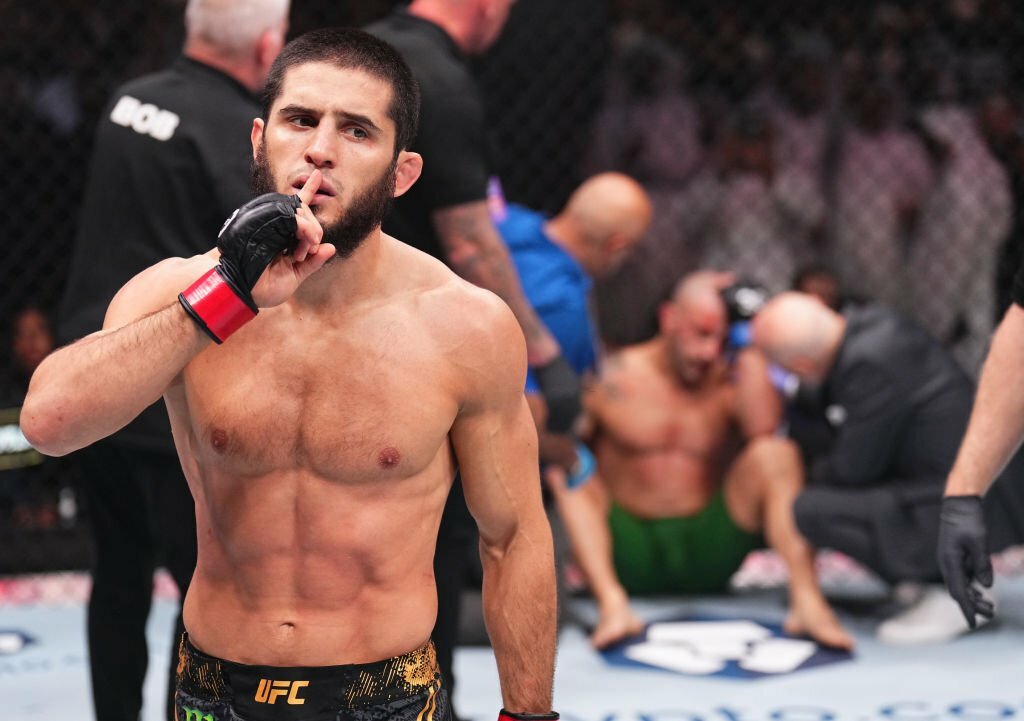 UFC 294: Islam Makhachev tung đá hạ gục Volkanovski, phá kỉ lục của Khabib