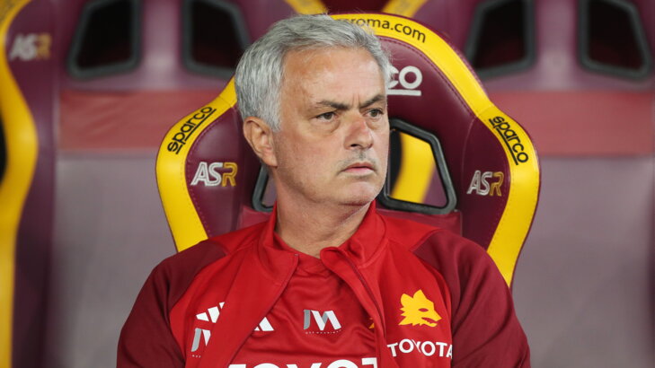 Mourinho nhận thẻ đỏ và chế giễu cầu thủ đối phương dính doping