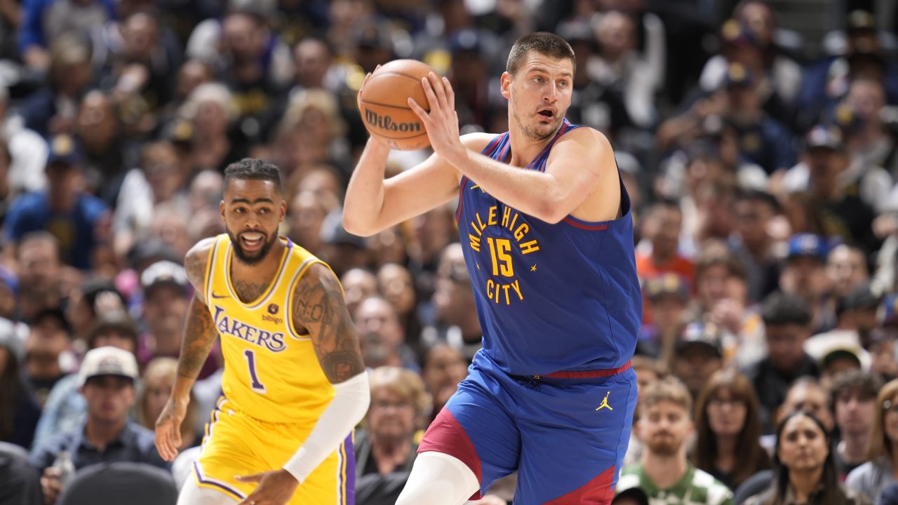 Nikola Jokic đạt triple-double, Denver Nuggets vượt qua LA Lakers trong đêm trao nhẫn vô địch NBA