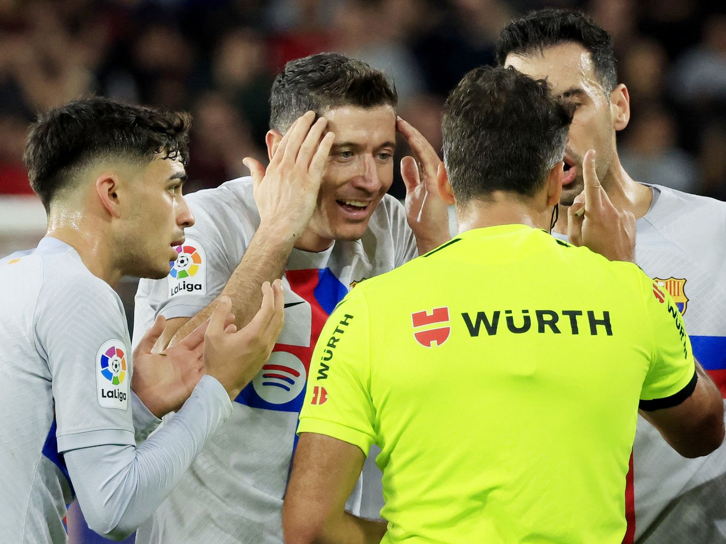 Trọng tài trận Siêu kinh điển từng đuổi Messi, Neymar, Suarez và Lewandowski