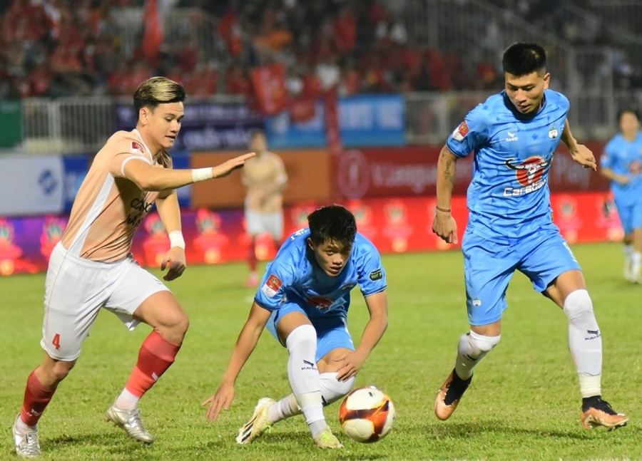 HLV Kiatisuk nhận thất bại đậm nhất trên sân nhà Pleiku ở V.League