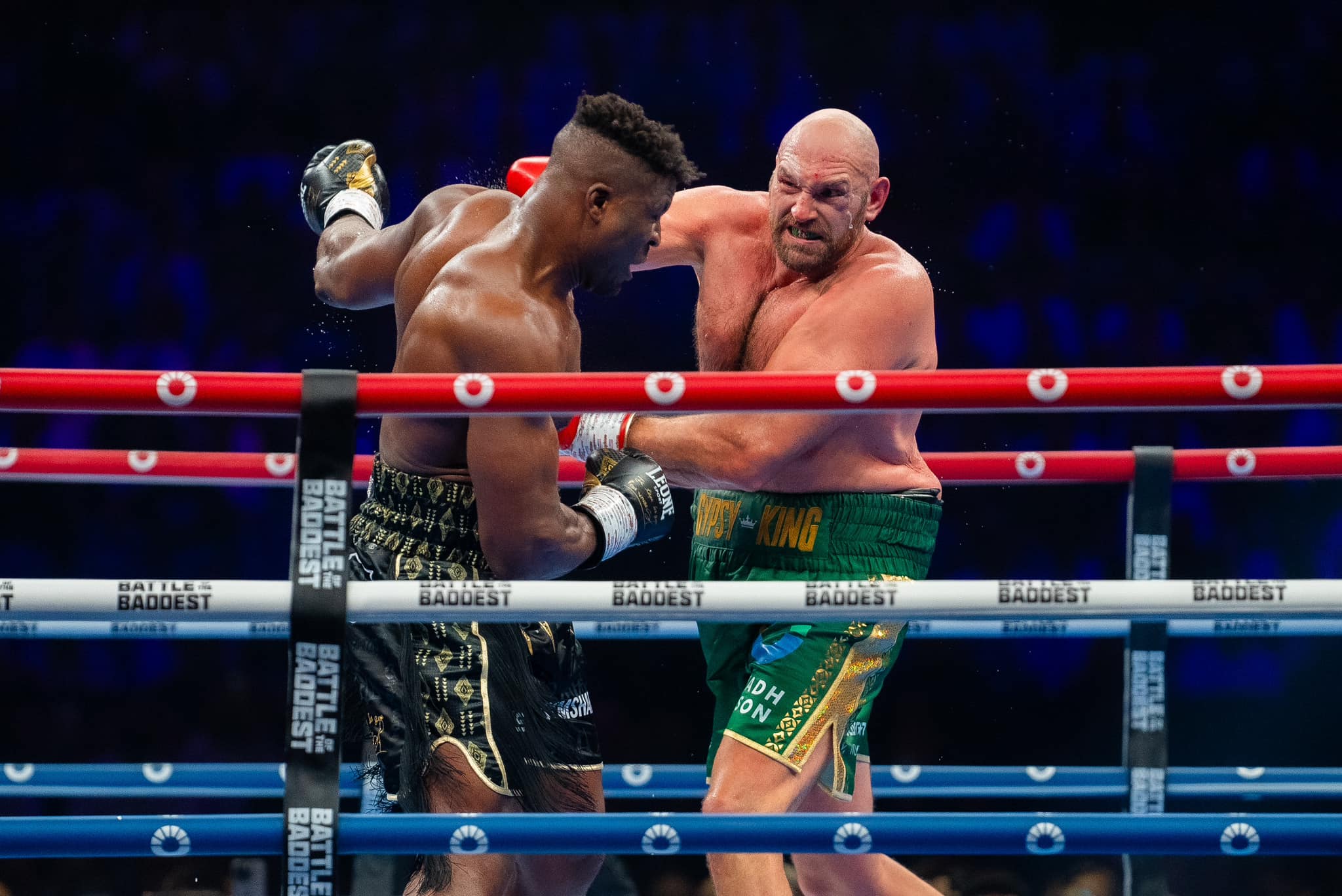 Tyson Fury dời lịch thống nhất đai với Oleksandr Usyk: Cũng vì Francis Ngannou