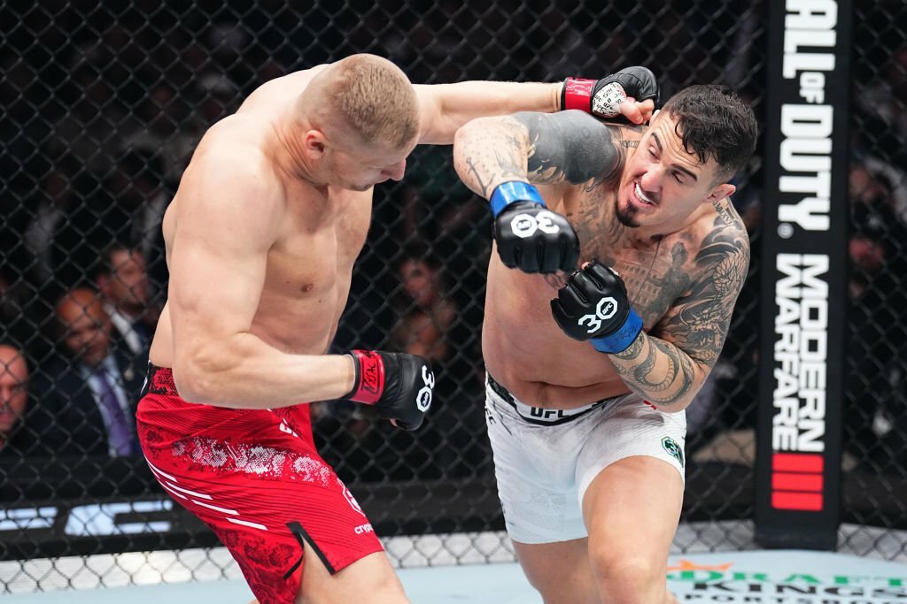 Tom Aspinall tung đấm chớp nhoáng hạ Sergei Pavlovich, lấy đai tạm thời hạng nặng UFC