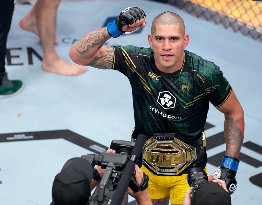 UFC 295: Alex Pereira tung móc trái trứ danh, hạ gục Jiri Prochazka lấy đai bán nặng