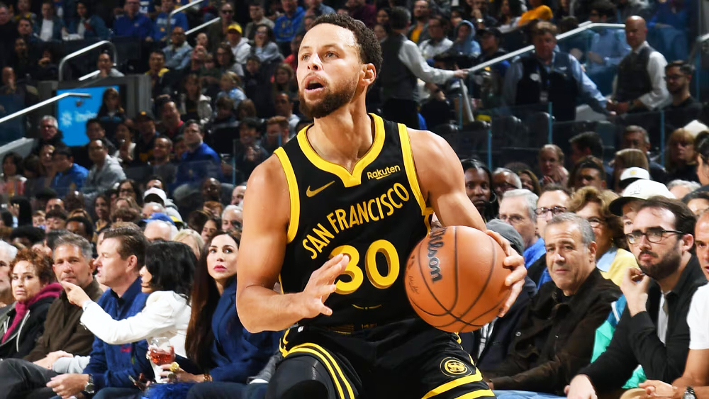 Stephen Curry đau đầu gối chưa r&otilde; ng&agrave;y trở lại, bỏ lỡ trận đầu ti&ecirc;n ở m&ugrave;a giải 2023-24