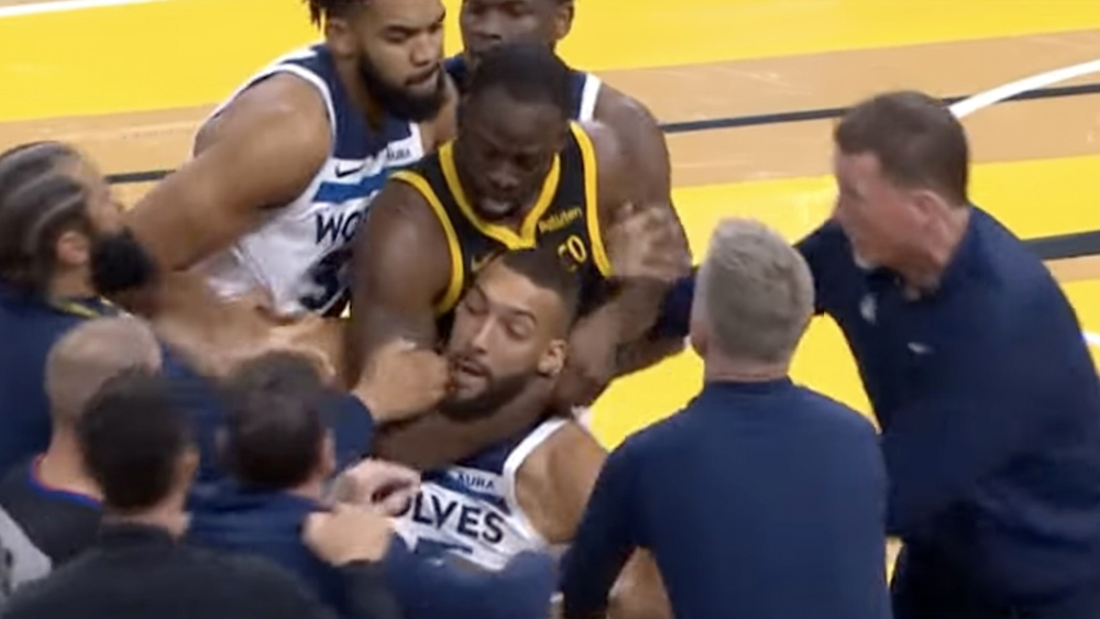 Draymond Green nhận án phạt nặng từ NBA vì kẹp cổ Rudy Gobert, thất thu 770.000 đô la Mỹ