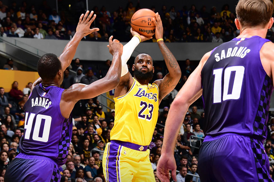 LeBron James lập triple-double lịch sử cùng nhiều cột mốc mới, Lakers vẫn đứt mạch bất bại