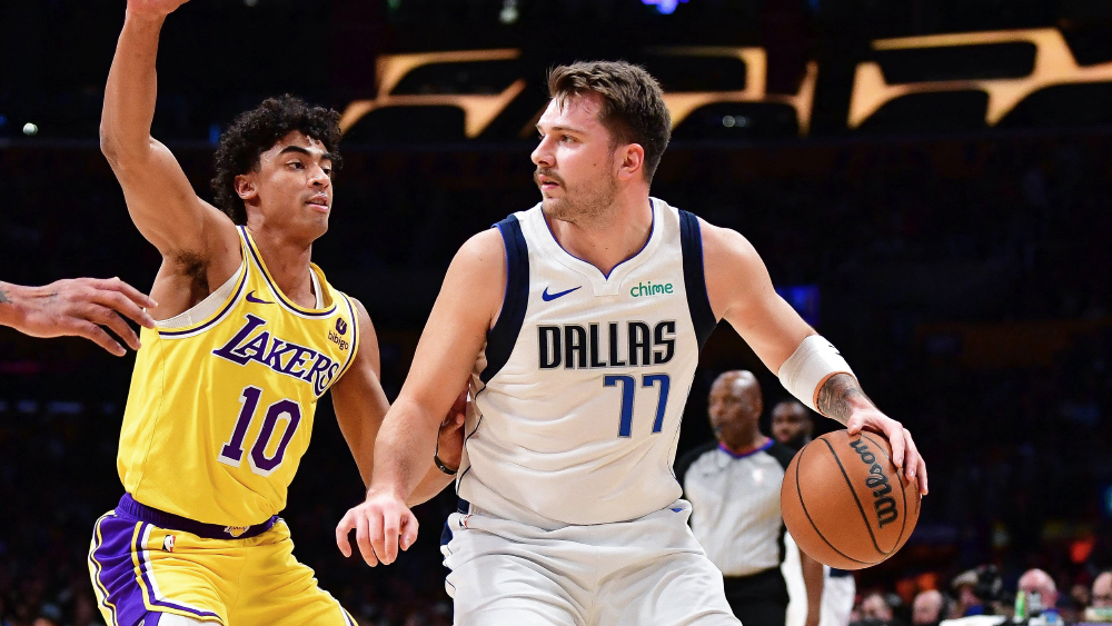 Luka Doncic xỏ háng LeBron cực “ảo" trong ngày Kyrie Irving gieo sầu cho Los Angeles Lakers