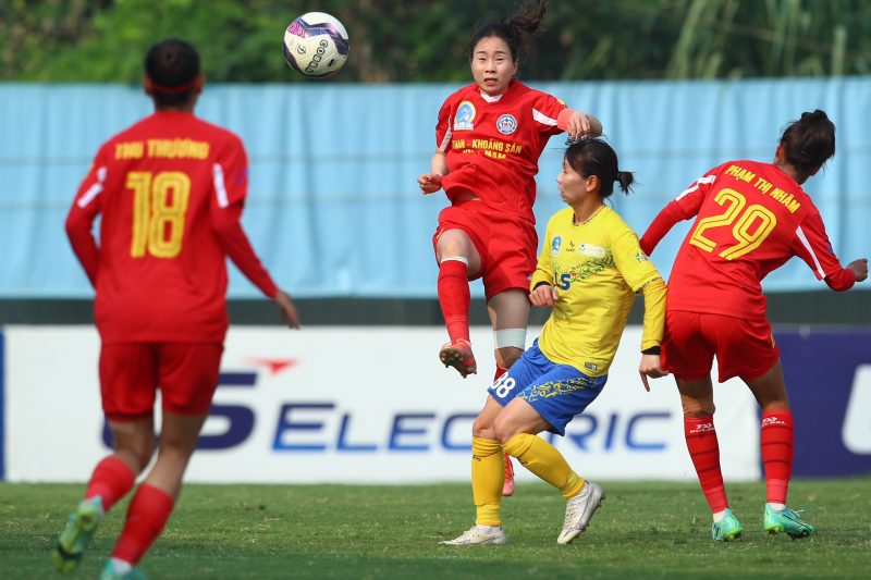 Cố tình kêu gọi cầu thủ dừng trận đấu, HLV Đoàn Kim Chi nhận án phạt nguội