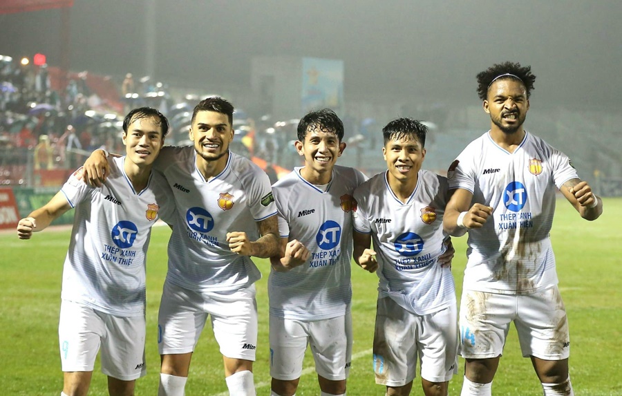 Văn Toàn vừa ghi bàn vừa kiến tạo, Nam Định xây chắc ngôi đầu bảng V.League