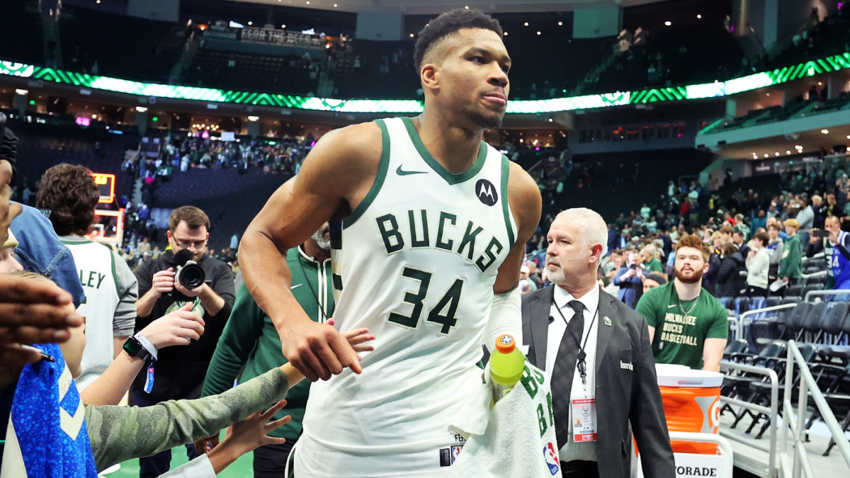 Trận đấu 64 điểm kỷ lục của Giannis Antetokounmpo bị lu mờ bởi&hellip; quả b&oacute;ng thi đấu?