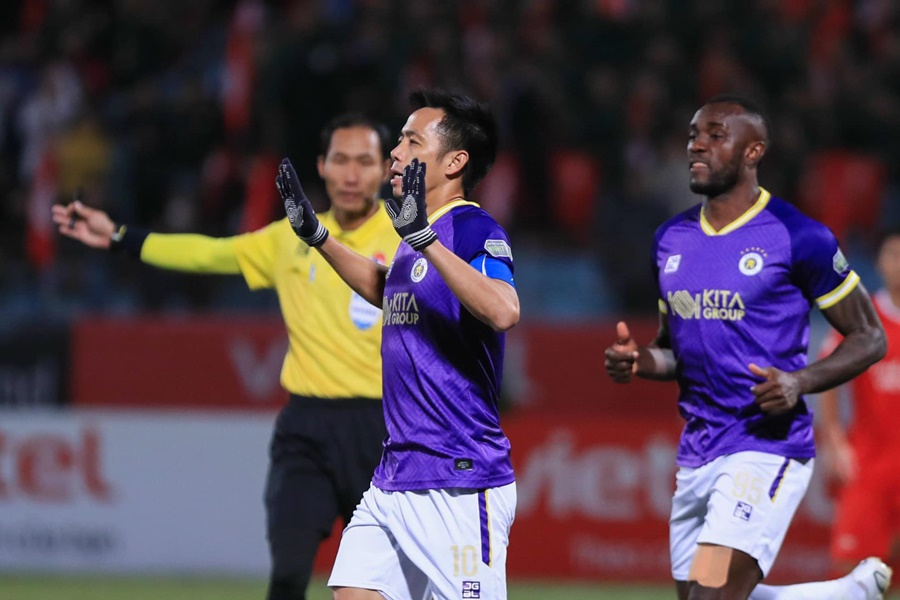 Văn Quyết đưa CLB Hà Nội trở lại cuộc đua vô địch V.League