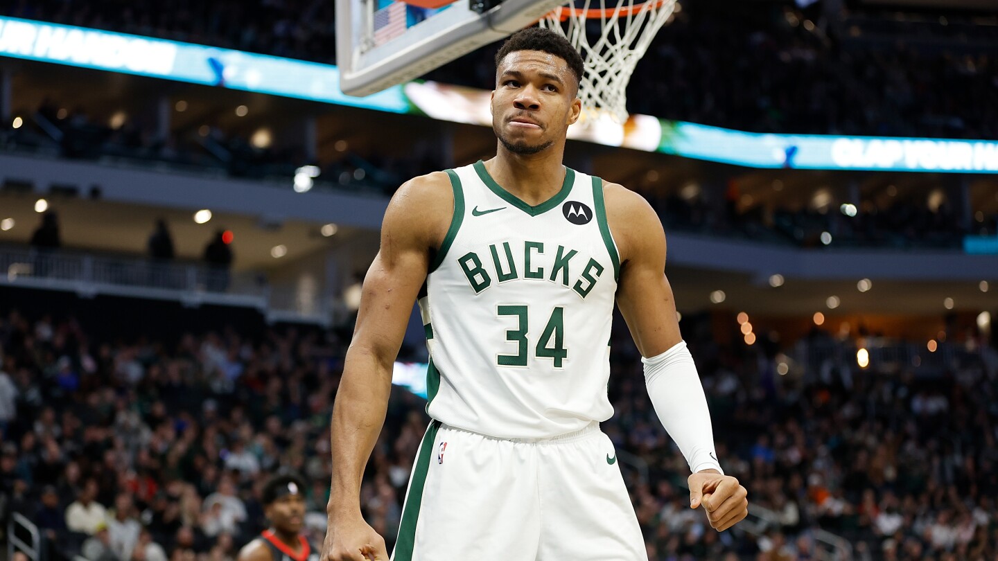 Giannis Antetokounmpo ho&agrave;n tất bộ chỉ số đặc biệt trong m&agrave;u &aacute;o Milwaukee Bucks