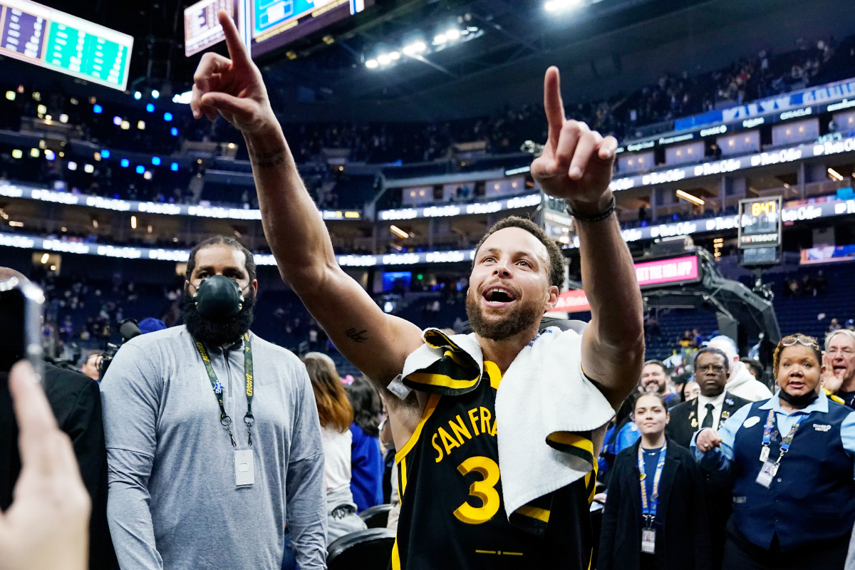 Tung “cú ném ma thuật” nhấn chìm Boston Celtics: Khi niềm vui trở lại với Stephen Curry