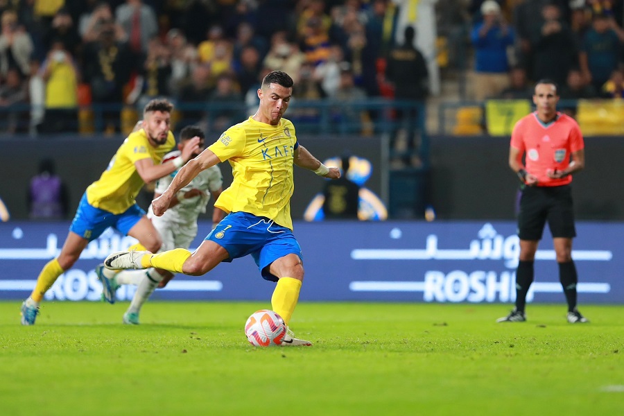 Ronaldo ghi b&agrave;n trở lại, vượt qua Haaland trong năm 2023