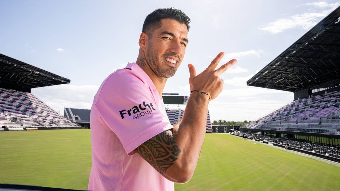 Luis Suarez ch&iacute;nh thức đến Inter Miami để t&aacute;i hợp với Messi