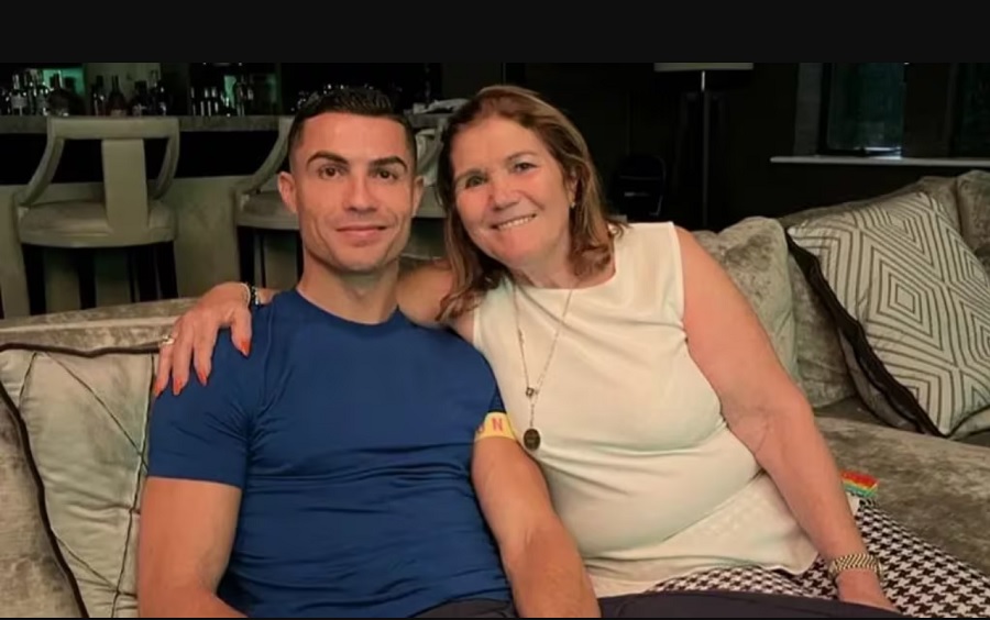 Cristiano Ronaldo tặng mẹ món quà sinh nhật trị giá hơn 500.000 đô la