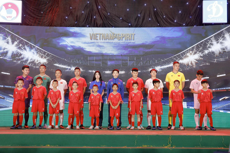 Đội tuyển Việt Nam dự Asian Cup với trang phục mới