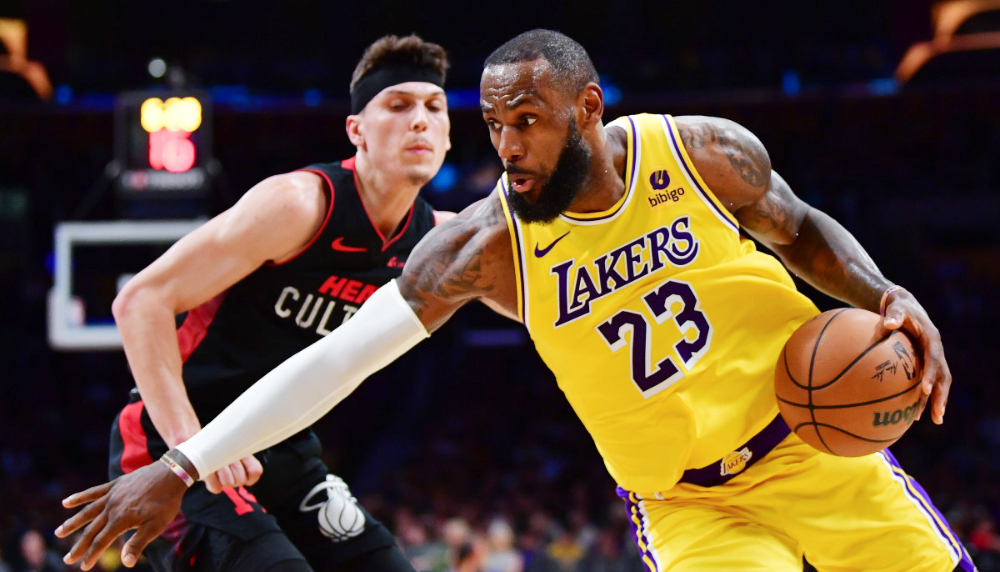 Los Angeles Lakers thua bạc nhược Miami Heat, chạm đ&aacute;y với trận đấu tệ nhất từ đầu m&ugrave;a