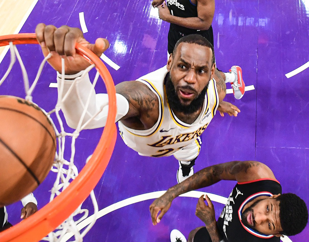 LeBron James &uacute;p rổ tuyệt đẹp tr&ecirc;n đầu Paul George, Lakers đ&aacute;nh bại Clippers lần thứ hai
