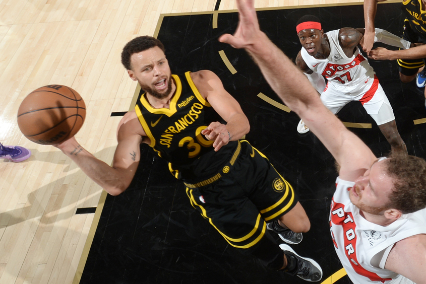 Golden State thua đậm trên sân nhà trong ngày Stephen Curry nguội tay khó tin