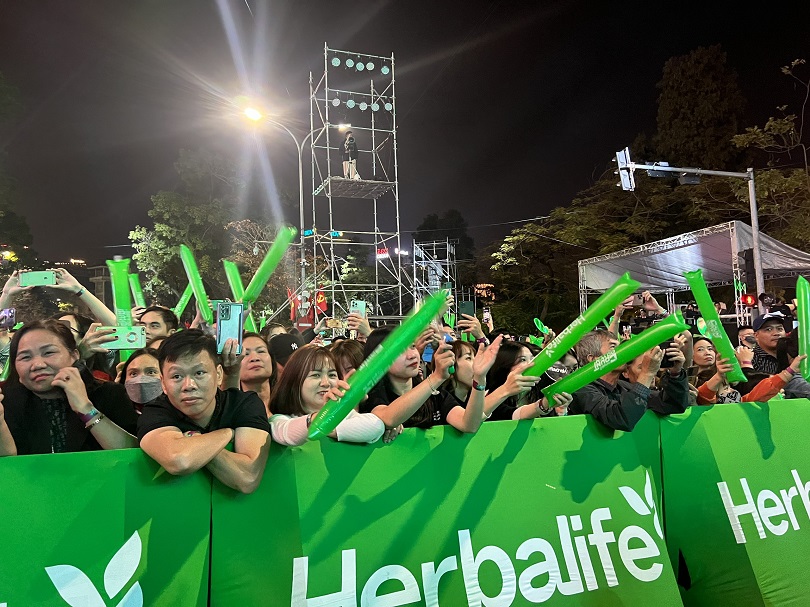 Người dân Hà Nội đắm chìm trong bữa tiệc âm thanh và ánh sáng của Herbalife Countdown Party 2024