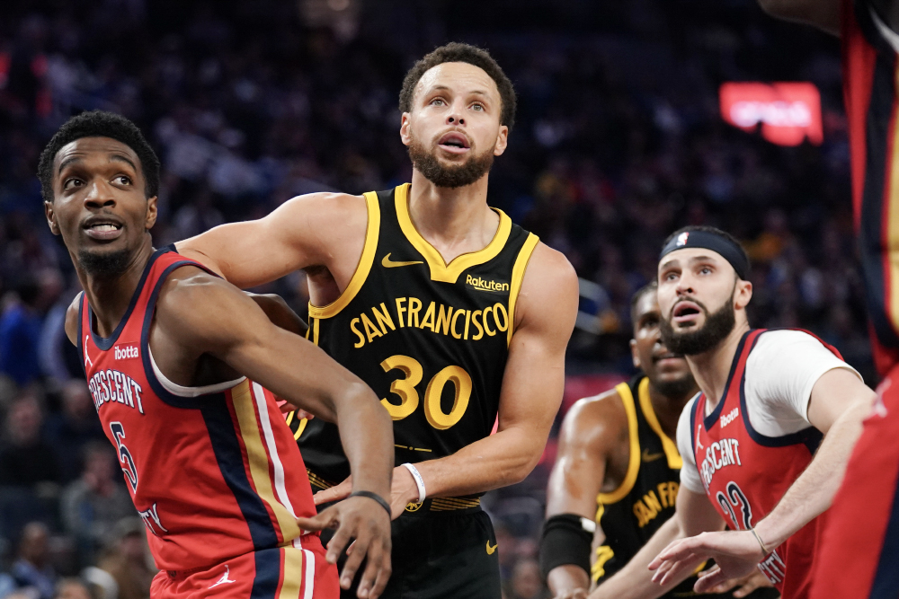 Stephen Curry lắc đầu ngao ng&aacute;n, Warriors ch&igrave;m s&acirc;u trong khủng hoảng với trận thua 36 điểm