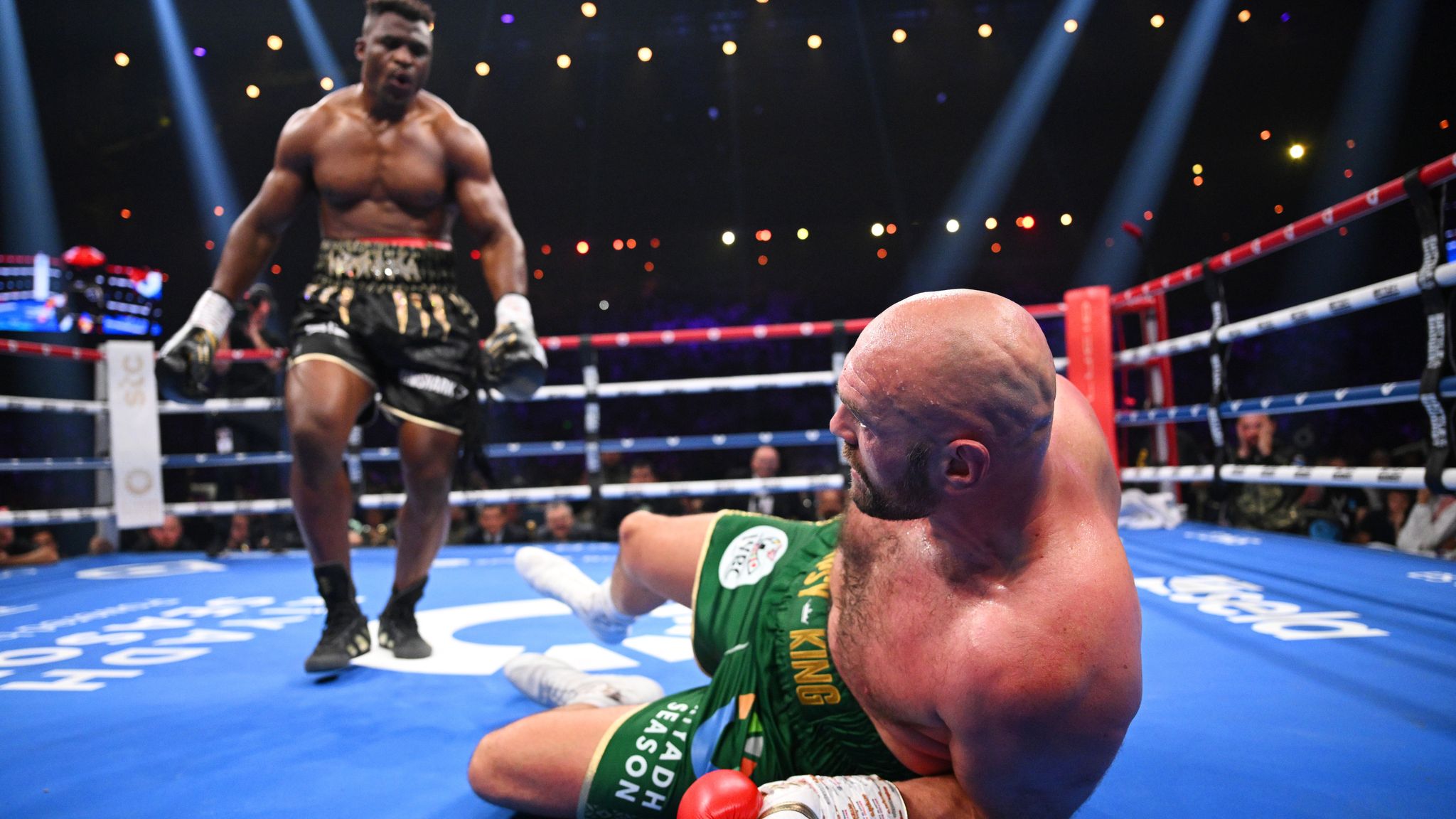 Francis Ngannou hào hứng “kiểm tra cằm Anthony Joshua”
