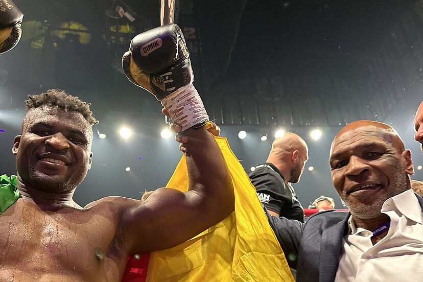 Francis Ngannou thay đổi phương án tập luyện để đấu Anthony Joshua