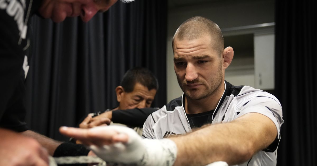 Quá khứ bị bạo hành: Ngòi nổ của Sean Strickland trước Dricus Du Plessis ở UFC 297