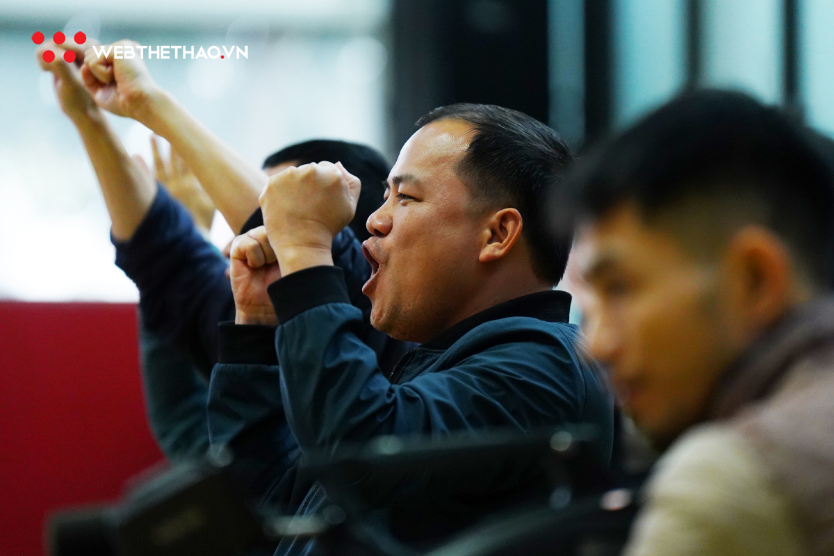 Chùm ảnh: Khi phụ huynh cháy hết mình làm cầu thủ thứ 6 cho con tại VSBL 2023-2024