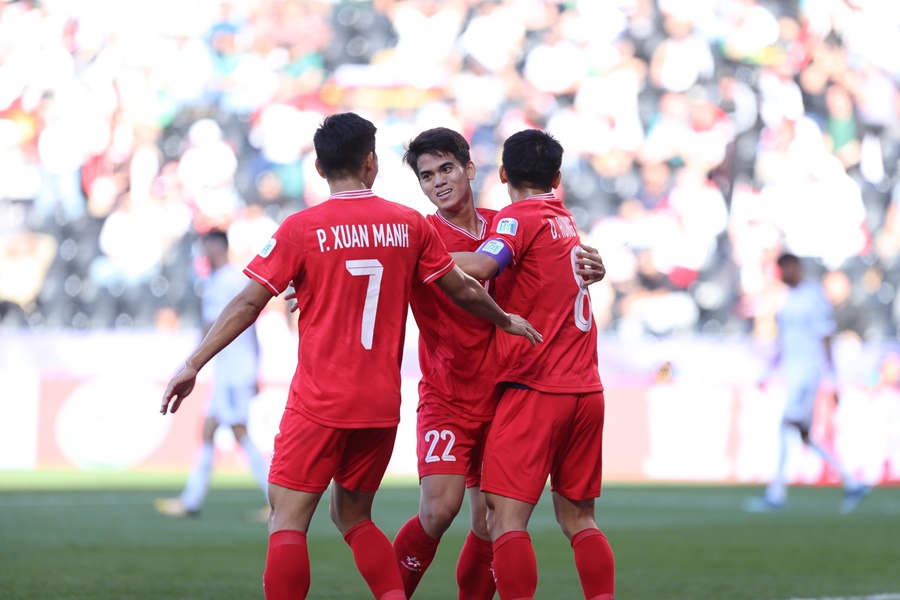 Việt Nam 1-1 Iraq; Nhật Bản 1-0 Indonesia: Đối thủ gỡ hòa Việt Nam 1-1 Iraq; Nhật Bản 1-0 Indonesia: Đối thủ gỡ hòa