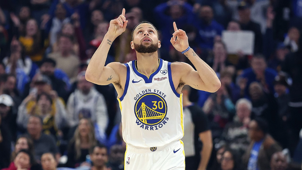 Golden State Warriors đại thắng Atlanta Hawks sau 7 ngày nghỉ thi đấu vì trợ lý HLV qua đời