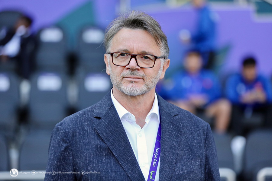 HLV Troussier họp đội, trút bầu tâm sự với các cầu thủ trước ngày chia tay tuyển Việt Nam