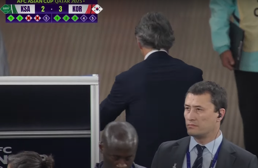 Roberto Mancini bỏ vào đường hầm, không nhìn cảnh Saudi Arabia gục ngã trước Hàn Quốc Roberto Mancini bỏ vào đường hầm, không nhìn cảnh Saudi Arabia gục ngã trước Hàn Quốc