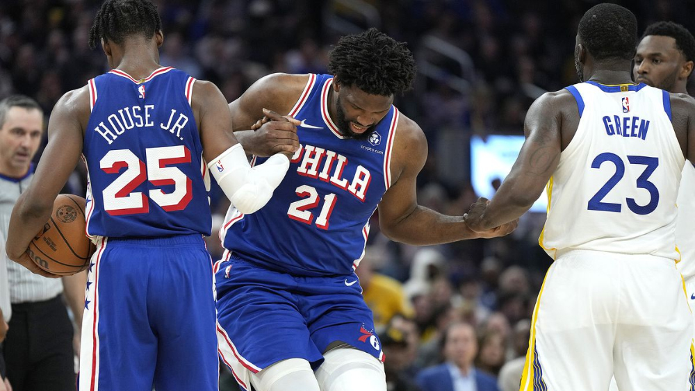 Joel Embiid bị ng&atilde; v&agrave;o đầu gối chấn thương: Rời xa cuộc đua danh hiệu MVP?