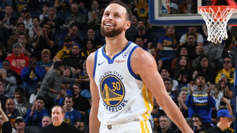 Stephen Curry bùng nổ với 8 quả 3 điểm, hạ gục đương kim MVP Embiid và Philadelphia 76ers