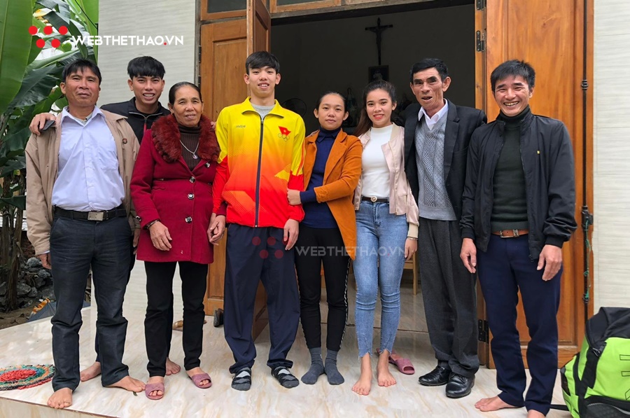 Siêu kình ngư Huy Hoàng: Tết phụ mẹ ra chợ bán cá, năm nay quên Tết vì Top 8 Olympic 2024