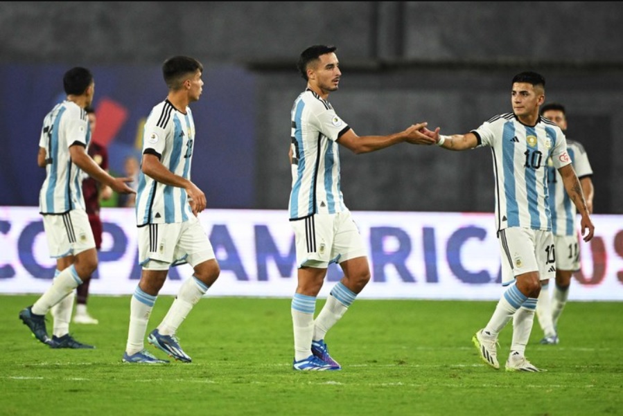 Argentina bị chia điểm ở vòng loại Olympic với 3 thẻ đỏ và 2 pha phản lưới nhà