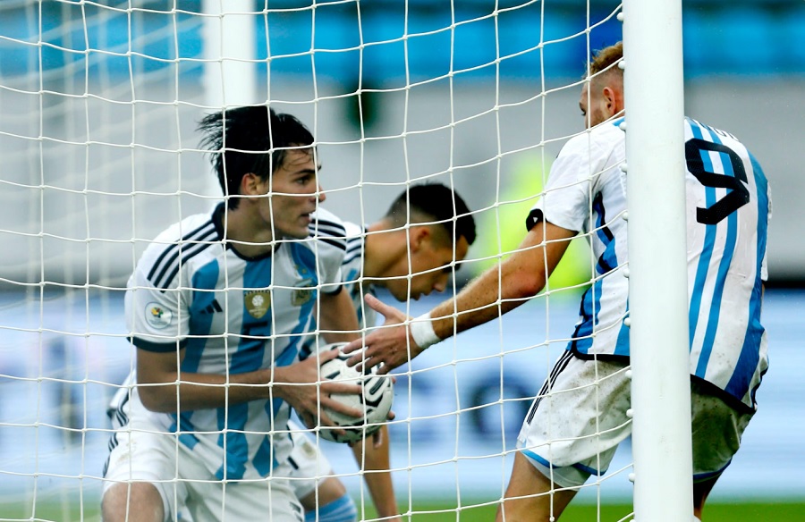 Argentina tho&aacute;t thua sau cơn mưa b&agrave;n thắng ở v&ograve;ng loại Olympic