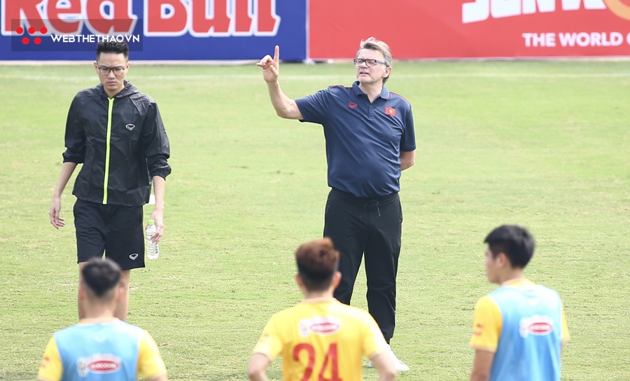 Bóng đá Việt Nam năm Giáp Thìn: Chờ tín hiệu vui từ HLV Troussier