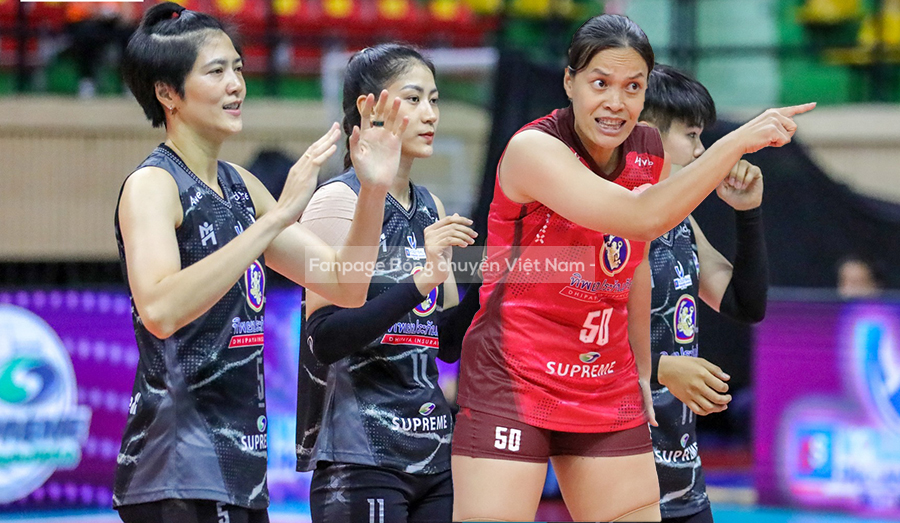 HLV của Kiều Trinh, Lâm Oanh gây sốc khi ra sân thi đấu cùng các học trò