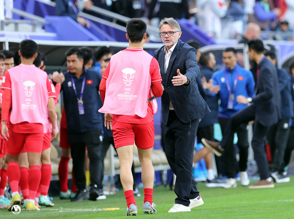 HLV Troussier than Vi&ecirc;̣t Nam thi&ecirc;́u ti&ecirc;̀n đạo giỏi, họ th&ecirc;̉ hi&ecirc;̣n ra sao ở V.League?