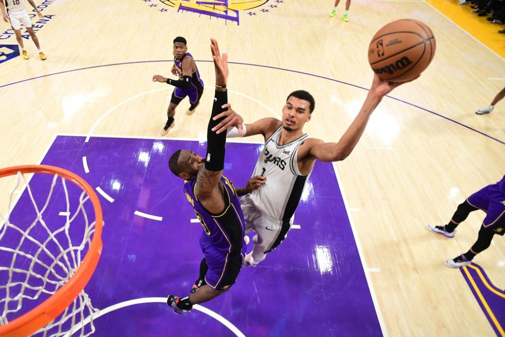 LeBron James hết lời khen ngợi Victor Wembanyama sau m&agrave;n tr&igrave;nh diễn lập kỷ lục NBA