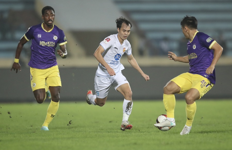 Văn Toàn lại thăng hoa, HLV Troussier có “nghĩ khác”