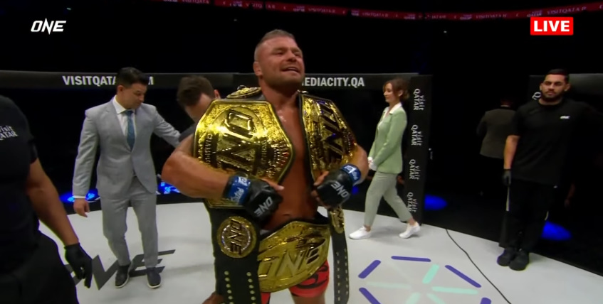 ONE Championship đón nhà vô địch 3 hạng cân đầu tiên trong lịch sử MMA