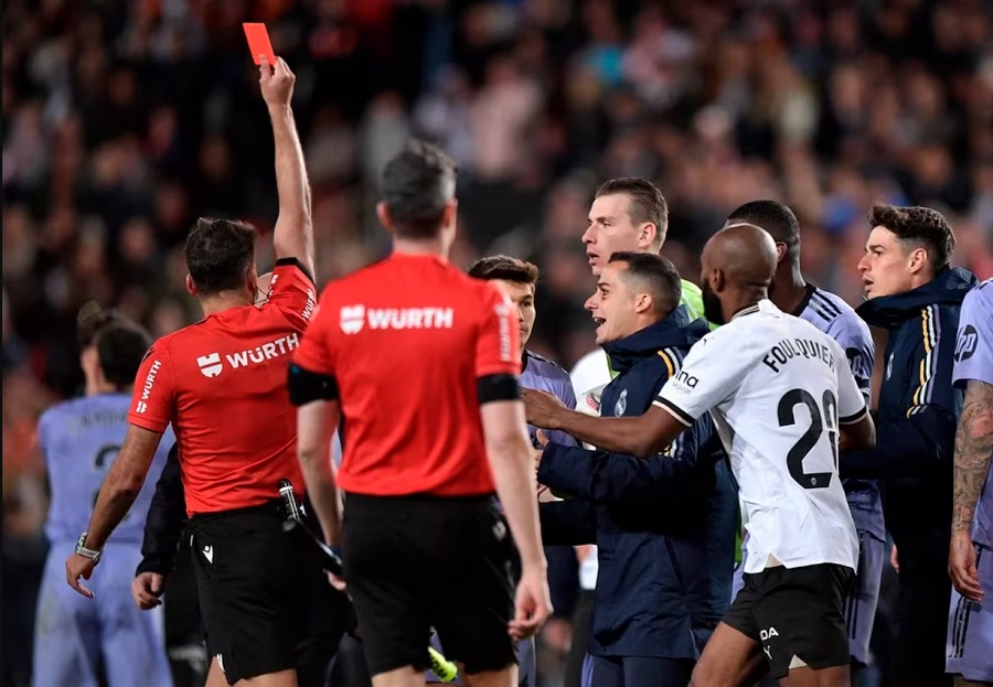 Trọng tài kết thúc trận đấu khi Real Madrid ghi bàn thắng quyết định gây phẫn nộ