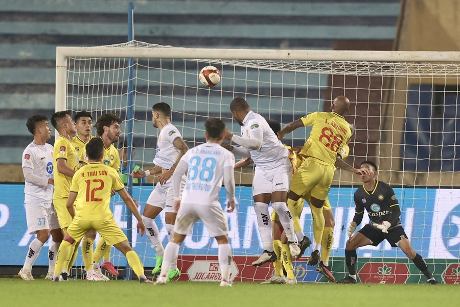 Rơi chiến thắng phút 90+7, Nam Định vẫn “vô địch” lượt đi V.League Rơi chiến thắng phút 90+7, Nam Định vẫn “vô địch” lượt đi V.League