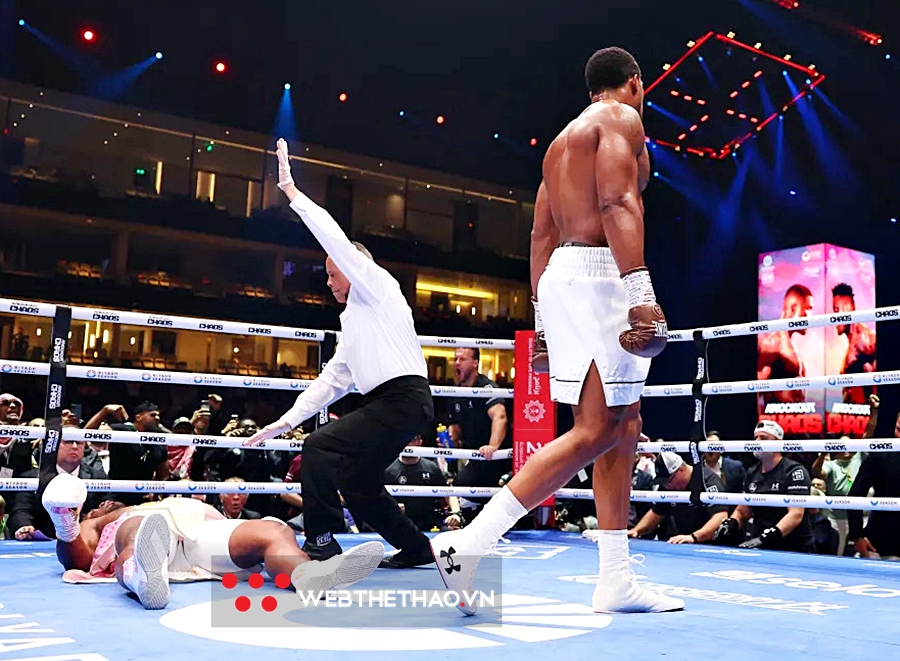 Francis Ngannou thở oxy sau khi bị Anthony Joshua đấm knock-out